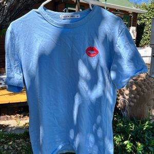 hidden label kiss lips logo blue t shirt